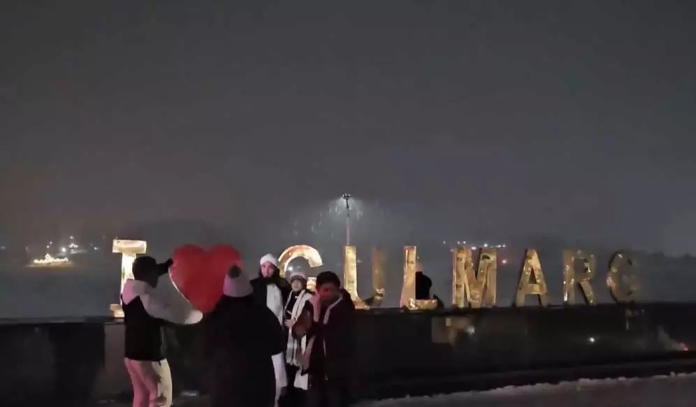 J&K: नववर्ष 2026 से पहले गुलमर्ग में पर्यटक पहुंचे J&K: नववर्ष 2026 से पहले गुलमर्ग में पर्यटक पहुंचे