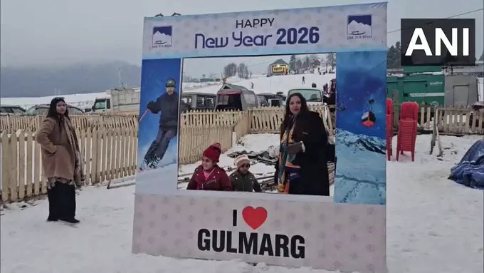 J&K: नए साल 2026 के जश्न से पहले गुलमर्ग में सैलानियों की भारी भीड़ J&K: नए साल 2026 के जश्न से पहले गुलमर्ग में सैलानियों की भारी भीड़