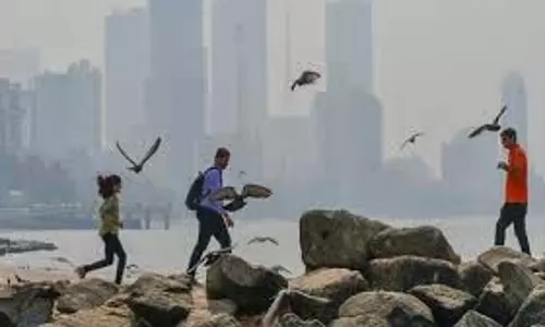 Mumbai: बारिश से हुआ नए साल का स्वागत, बढ़ गई ठंड Mumbai: बारिश से हुआ नए साल का स्वागत, बढ़ गई ठंड