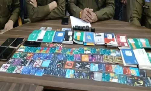 मोबाइल दुकानदार की शिकायत पर म्यूल अकाउंट गैंग का हुआ भंडाफोड़ मोबाइल दुकानदार की शिकायत पर म्यूल अकाउंट गैंग का हुआ भंडाफोड़