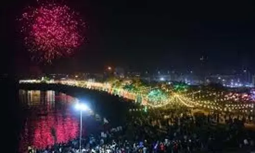 Mumbai: नए साल के स्वागत मे मरीन ड्राइव  मे  उमड़ी भीड़