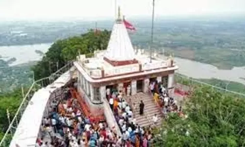 Maihar : नये साल पर मां शारदा के दर्शन को उमड़ी आस्था की भीड़ Maihar : नये साल पर मां शारदा के दर्शन को उमड़ी आस्था की भीड़