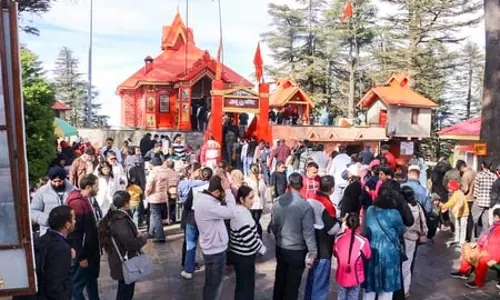 नए साल पर हिमाचल के मंदिरों में भक्तों का लगा तांता, आशीर्वाद लेने पहुंचे हजारों श्रद्धालु