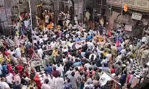 Vrindavan: नए साल के मौके पर श्रद्धालुओं की जमा हुई भारी भीड़ Vrindavan: नए साल के मौके पर श्रद्धालुओं की जमा हुई भारी भीड़