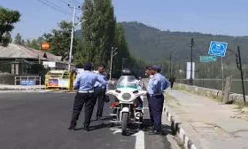 Srinagar: श्रीनगर में ट्रैफिक नियम तोड़ने पर सख्ती बढ़ी Srinagar: श्रीनगर में ट्रैफिक नियम तोड़ने पर सख्ती बढ़ी