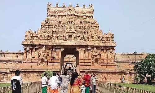 New Year : भक्तों ने तंजावुर के बड़े मंदिर में भगवान शिव के दर्शन किए New Year : भक्तों ने तंजावुर के बड़े मंदिर में भगवान शिव के दर्शन किए