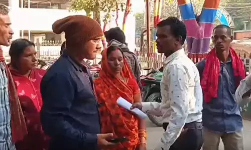 सरपंच ने रेप करने की कोशिश की, पीड़िता ने खाया जहर सरपंच ने रेप करने की कोशिश की, पीड़िता ने खाया जहर