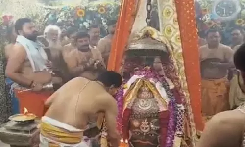 साल के पहले दिन बाबा महाकाल का हुआ अद्भुत शृंगार, दर्शन के लिए लगी लंबी कतारें साल के पहले दिन बाबा महाकाल का हुआ अद्भुत शृंगार, दर्शन के लिए लगी लंबी कतारें