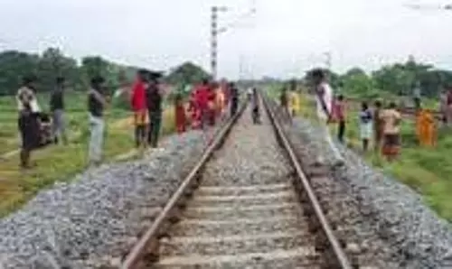 Moradabad: ट्रेन की चपेट में आने से दो बहनों की मौत,गांव में मातम Moradabad: ट्रेन की चपेट में आने से दो बहनों की मौत,गांव में मातम