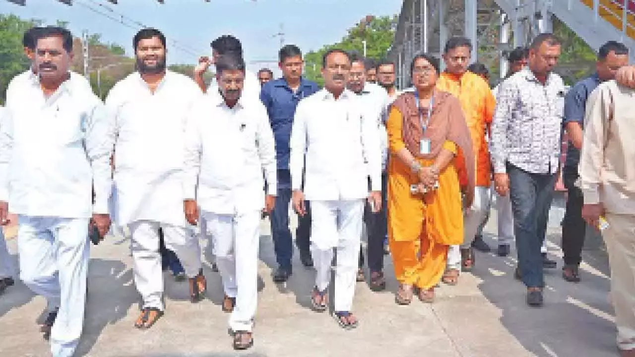 Telangana: एटाला राजेंद्र ने ‘भूतहा’ सुचित्रा रेलवे स्टेशन के जीर्णोद्धार की मांग की Telangana: एटाला राजेंद्र ने ‘भूतहा’ सुचित्रा रेलवे स्टेशन के जीर्णोद्धार की मांग की