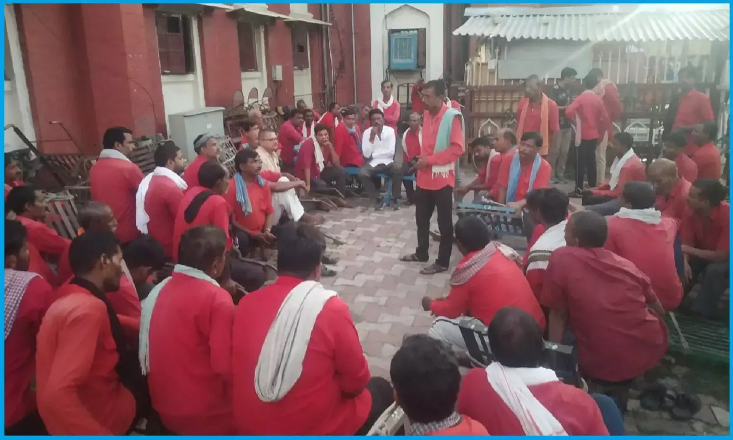 Lucknow: कुलियों ने रेलवे में नियमितीकरण की मांग पेश की Lucknow: कुलियों ने रेलवे में नियमितीकरण की मांग पेश की