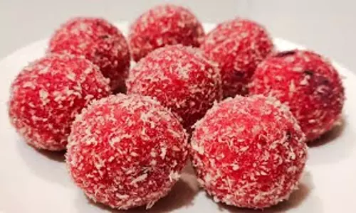 त्योहार के लिए परफेक्ट: गुलकंद नारियल लड्डू रेसिपी