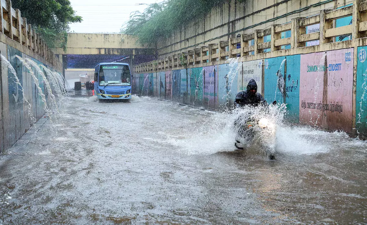 Chennai: नए साल की शुरुआत बारिश के साथ, सड़कों पर पानी