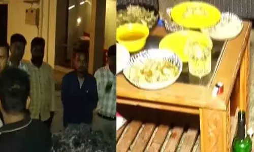 Doddaballapur में अवैध रूप से पार्टी कर रहे युवाओं के लिए पुलिस ने फार्महाउस पर छापा मारा Doddaballapur में अवैध रूप से पार्टी कर रहे युवाओं के लिए पुलिस ने फार्महाउस पर छापा मारा