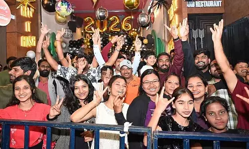 New Year 2026: बेंगलुरु के लोगों ने कड़ी पुलिस सुरक्षा के बीच नए साल का स्वागत किया