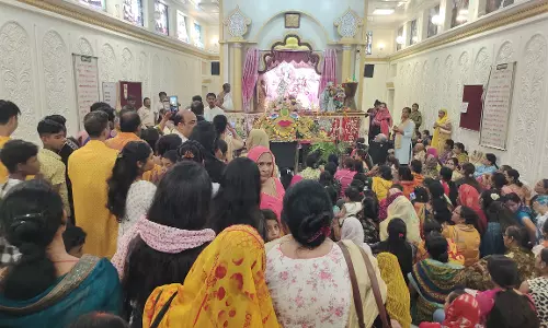 Lucknow: मंदिरों में पूजा-अर्चना के साथ मनाया गया नया साल