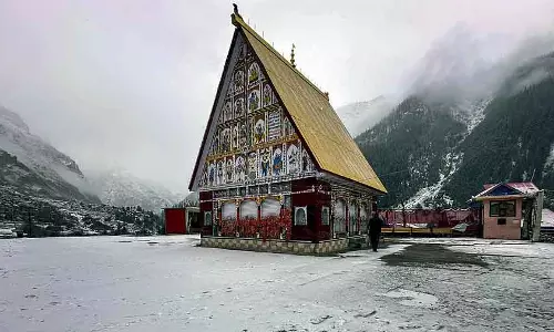 Kashmir में बर्फबारी और जश्न के साथ नए साल का जश्न