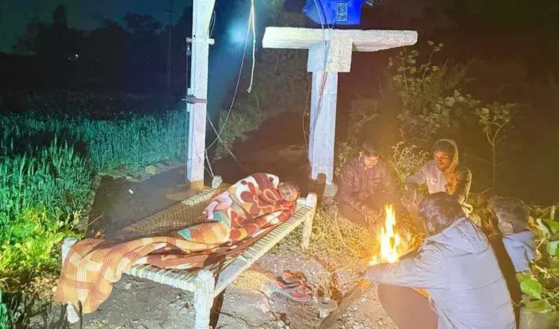 Adilabad: अनियमित बिजली आपूर्ति के कारण किसानों को ठंडी रात में इंतजार करना पड़ा Adilabad: अनियमित बिजली आपूर्ति के कारण किसानों को ठंडी रात में इंतजार करना पड़ा