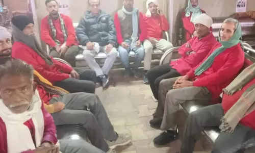 Lucknow: रोजगार सुरक्षा के लिए कुलियों का संगठन सक्रिय Lucknow: रोजगार सुरक्षा के लिए कुलियों का संगठन सक्रिय
