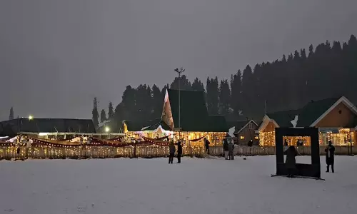 लाल चौक से वैष्णो देवी तक: Jammu and Kashmir ने जोश के साथ 2026 का स्वागत किया लाल चौक से वैष्णो देवी तक: Jammu and Kashmir ने जोश के साथ 2026 का स्वागत किया