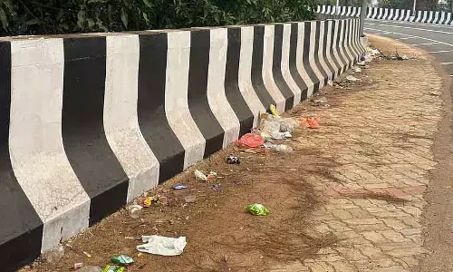 Karnataka ; टूरिस्टों ने सिगंडूर ब्रिज पर प्लास्टिक कचरा फेंकना शुरू कर दिया Karnataka ; टूरिस्टों ने सिगंडूर ब्रिज पर प्लास्टिक कचरा फेंकना शुरू कर दिया