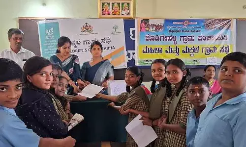 Kodigehalli स्कूल के छात्रों ने स्कूल के अंदर शराब की बोतलें फेंके जाने की शिकायत की Kodigehalli स्कूल के छात्रों ने स्कूल के अंदर शराब की बोतलें फेंके जाने की शिकायत की