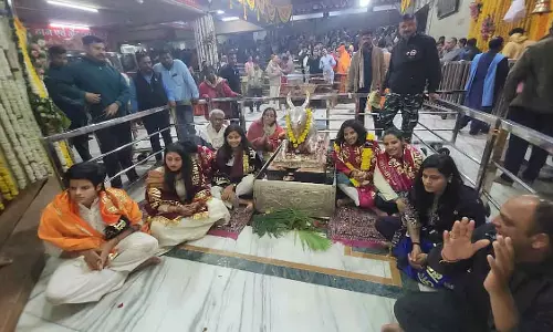 New Year 2026 Special : भारतीय महिला क्रिकेट टीम उज्जैन के महाकाल मंदिर पहुंची New Year 2026 Special : भारतीय महिला क्रिकेट टीम उज्जैन के महाकाल मंदिर पहुंची