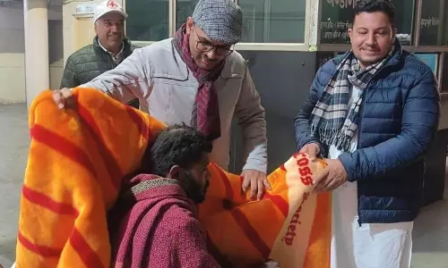 ठंड बढ़ने पर Sirsa के अधिकारियों ने बेघरों को कंबल बांटे