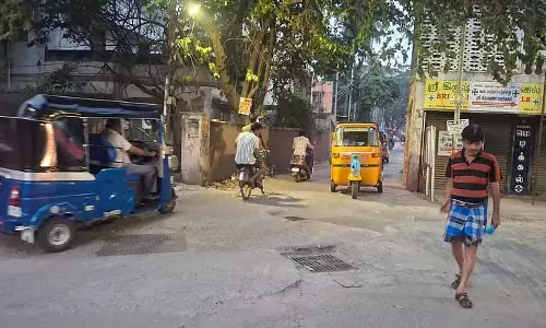 Chennai: सड़क के लेवल से नीचे मैनहोल की वजह से एलायम्मन कोइल स्ट्रीट एक्सीडेंट-प्रोन है