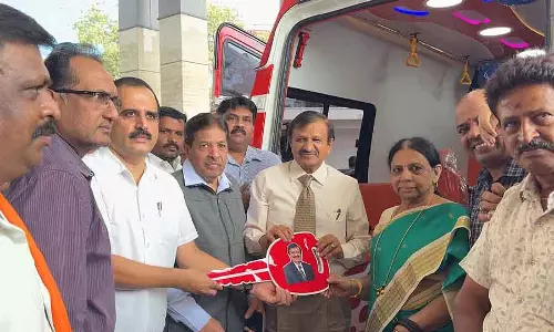 Karnataka ; शारदा ट्रस्ट ने रामनगर जिला अस्पताल को एम्बुलेंस दान की Karnataka ; शारदा ट्रस्ट ने रामनगर जिला अस्पताल को एम्बुलेंस दान की