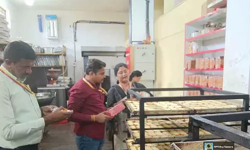 Karnataka : फूड सेफ्टी ऑफिसर ने गौरीबिदनूर बेकरी का सरप्राइज विजिट किया Karnataka : फूड सेफ्टी ऑफिसर ने गौरीबिदनूर बेकरी का सरप्राइज विजिट किया