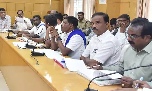 Tumkur : दलित नेताओं ने अधिकारियों से नाराज़गी जताते हुए मीटिंग का बायकॉट किया Tumkur : दलित नेताओं ने अधिकारियों से नाराज़गी जताते हुए मीटिंग का बायकॉट किया