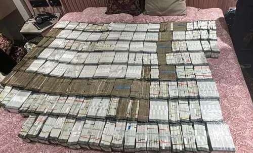 प्रवर्तन निदेशालय ने Delhi के घर से 5 करोड़ रुपये नकद, 8 करोड़ रुपये के आभूषण जब्त किए प्रवर्तन निदेशालय ने Delhi के घर से 5 करोड़ रुपये नकद, 8 करोड़ रुपये के आभूषण जब्त किए