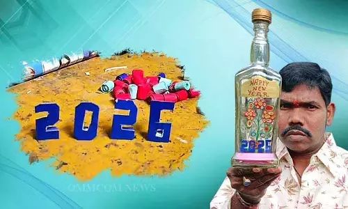Bhubaneswar: मिनिएचर आर्टिस्ट ने 2026 के स्वागत के लिए ओरिगेमी फ्लावर वास बनाया Bhubaneswar: मिनिएचर आर्टिस्ट ने 2026 के स्वागत के लिए ओरिगेमी फ्लावर वास बनाया