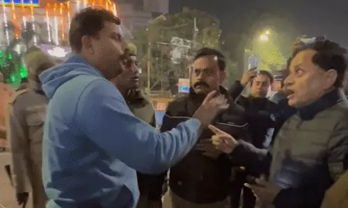 Lucknow: ड्यूटी पर तैनात साथी दारोगा को कार से घसीटा Lucknow: ड्यूटी पर तैनात साथी दारोगा को कार से घसीटा