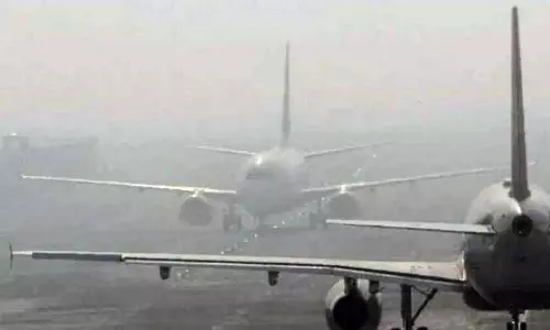 घने कोहरे की वजह से Bhubaneswar एयरपोर्ट पर पांच फ्लाइट्स डायवर्ट, यात्री फंसे घने कोहरे की वजह से Bhubaneswar एयरपोर्ट पर पांच फ्लाइट्स डायवर्ट, यात्री फंसे