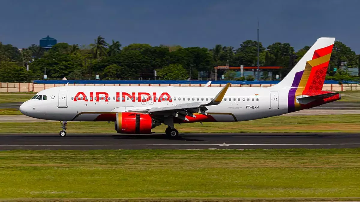 Aviation regulator ने एयर इंडिया के क्रू को सेफ्टी मामलों पर नोटिस जारी Aviation regulator ने एयर इंडिया के क्रू को सेफ्टी मामलों पर नोटिस जारी