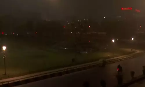 Delhi में हवा बेहद खराब, शीतलहर और कोहरा जारी