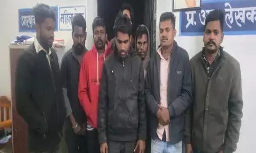 सरपंच समेत 8 जुआरी गिरफ्तार, लाखों रूपए कैश जब्त