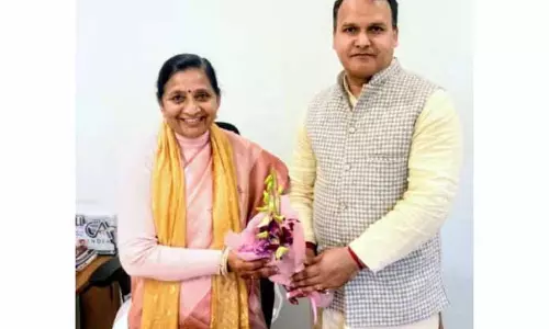 Sunil Prajapati ने राज्य मंत्री नीमूबेन बांभानिया से मुलाकात की