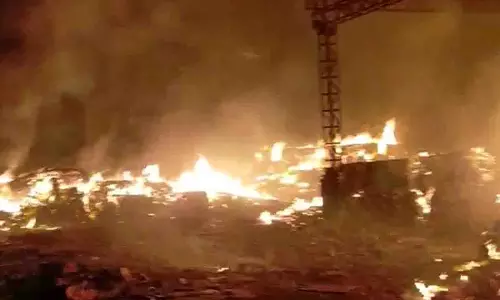 Haridwar: आग की चपेट में आया माचिस-सिगरेट का गोदाम, हालात नियंत्रण में