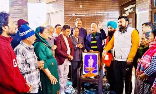 कठुआ के MLA ने वार्डों का दौरा कर कारगिल हीरो को श्रद्धांजलि दी कठुआ के MLA ने वार्डों का दौरा कर कारगिल हीरो को श्रद्धांजलि दी