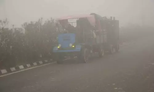 Amritsar: कोहरे के बीच कमर्शियल गाड़ियों पर रिफ्लेक्टर और फॉग लाइट की कमी से गंभीर खतरा Amritsar: कोहरे के बीच कमर्शियल गाड़ियों पर रिफ्लेक्टर और फॉग लाइट की कमी से गंभीर खतरा