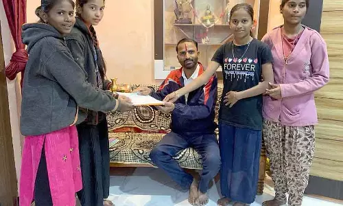 Bagalkot : छात्राओं को मैथ किट दान की गई