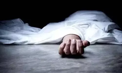 Nandyal में दुखद घटना: पिता ने आत्महत्या से पहले बच्चों को जहर दिया Nandyal में दुखद घटना: पिता ने आत्महत्या से पहले बच्चों को जहर दिया