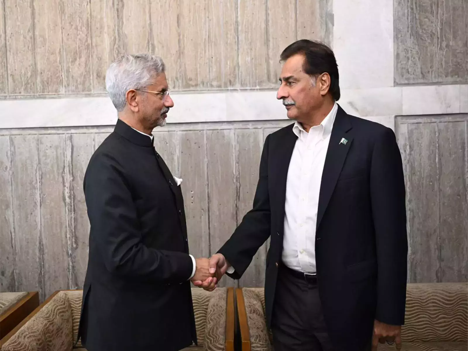 Pakistan ने तनावपूर्ण संबंधों के बीच जयशंकर-सादिक हैंडशेक को बढ़ाया