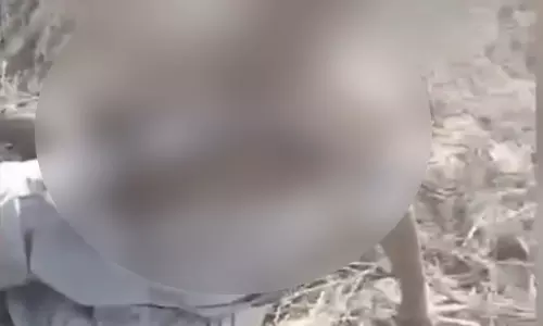 महिला आरक्षक के साथ मारपीट का वीडियो वायरल, कपड़े भी फाड़ दिए प्रदर्शनकारियो ने महिला आरक्षक के साथ मारपीट का वीडियो वायरल, कपड़े भी फाड़ दिए प्रदर्शनकारियो ने