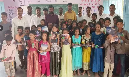 अनंथा चंद्रशेखर गौड़ ने अंगाडिपेट के छात्रों को Notebook बांटी अनंथा चंद्रशेखर गौड़ ने अंगाडिपेट के छात्रों को Notebook बांटी