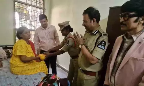 हैदराबाद पुलिस कमिश्नर V.C. Sajjanar: शोर पर नहीं, इंसानियत पर ध्यान दें हैदराबाद पुलिस कमिश्नर V.C. Sajjanar: शोर पर नहीं, इंसानियत पर ध्यान दें