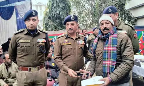 Jammu में पुलिस ने 50 लाख रुपये कीमत के 200 स्मार्टफोन बरामद किए
